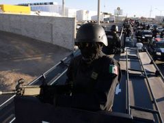 Ozbrojení policisté v ulicích nejnebezpečnějšího mexického města
