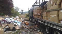 Kamion strhl v pražské Švehlově ulici trolej