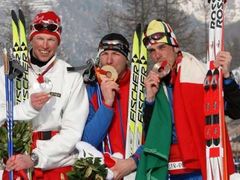 Zleva stříbrný Nor Estil, zlatý Rus Dementěv a bronzový Ital Piller Cottrer po skiatlonu.