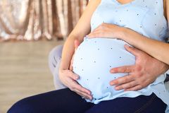 Pražské porodnice znovu povolily přítomnost otců u porodů, má to několik podmínek