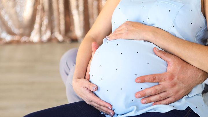 Pražské porodnice znovu povolily přítomnost otců u porodů, má to několik podmínek