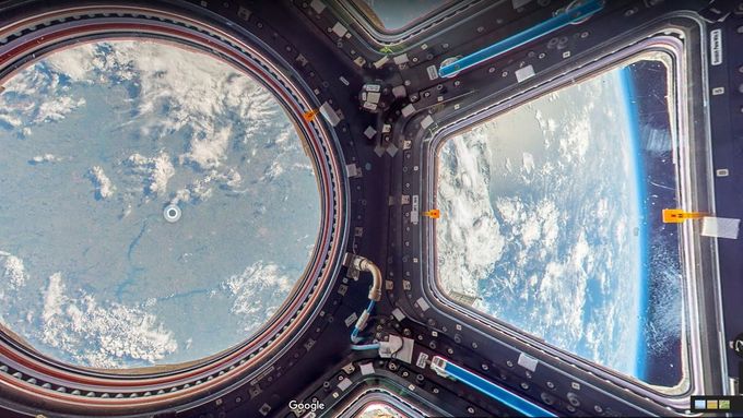 Pohled z kupole observačního modulu ISS.