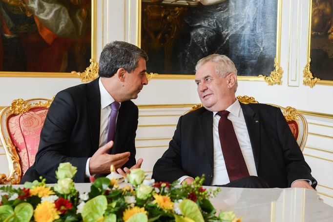 Miloš Zeman a Rosen Plevneliev jednají na Pražském hradě.