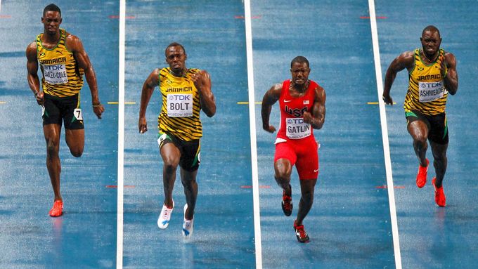 Jamajský sprinter Kemar Bailey-Cole (vlevo) ve finále stovky na MS 2013.