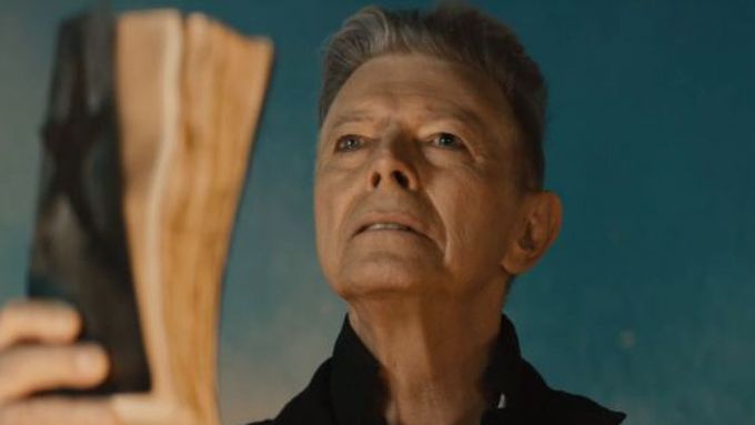 David Bowie se stal prvním hrdinou jemných lidí. Idol těch, kteří nikam nezapadají, a přitom nevidí východisko v agresi, tvrdí publicista Pavel Turek.