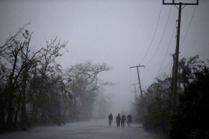 Hurikán Matthew napáchal škody na Haiti a Kubě, nyní se na něj připravují lidé na jihovýchodě USA.