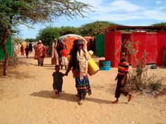 Somálské děti nemají budoucnost. Do školy jich chodí jen 10 procent, drtivá většina z nich nemá dost jídla ani vody. Astronomické výkupné za unesené lodi proto láká čím dál víc mladých Somálců. 