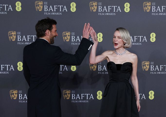 Na snímku z červeného koberce jsou herci Bradley Cooper a Carey Mulligan.