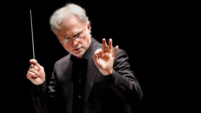 Unter anderem wird John Adams in Prag sein Klavierkonzert Must the Devil Have All the Good Tunes geben. Auf der Aufnahme ist Yuja Wang zu hören. Foto: Riccardo Musacchio