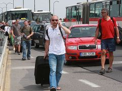 Cestující, kteří se chtěli dostat k odletu letadla, se přes blokádu vydávali pěšky.