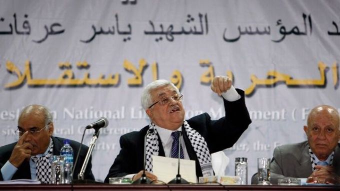 Mahmúd Abbás během tiskové konference v první den kongresu.
