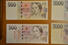 Padělaných bankovek a mincí v Česku ubývá. Méně se podvádí s korunou, eurem i dolarem