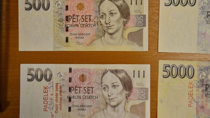 Padělaných bankovek a mincí ubývá. Méně se podvádí s korunou, eurem i dolarem