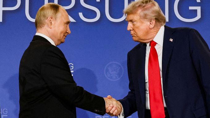 Ruský prezident Vladimir Putin si třese pravicí se svým americkým hostitelem Donaldem Trumpem během jejich summitu o míru na Ukrajině; Anchorage, Aljaška, 15. srpna 2025.