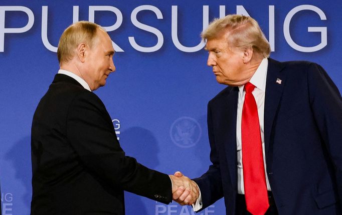 Ruský prezident Vladimir Putin si třese pravicí se svým americkým hostitelem Donaldem Trumpem během jejich summitu o míru na Ukrajině; Anchorage, Aljaška, 15. srpna 2025.