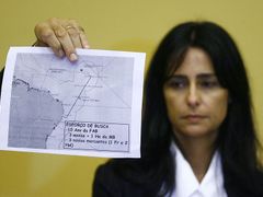 Solange Vieira, prezident brazilského civilního úřadu pro leteckou dopravu, ukazuje na tiskové konferenci v Rio de Janeiru mapu s místem, kde našli trosky letu Air France AF447.