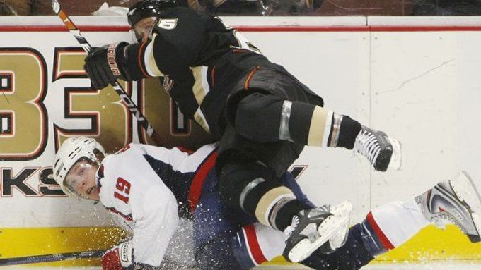 Středeční souboj Anaheim vs. Washington. Na snímku sice zrovna Anaheim (respektive Samuel Pahlsson) převyšuje Washington (Nicklas Bäckström), celkově tomu však bylo v zápase naopak.