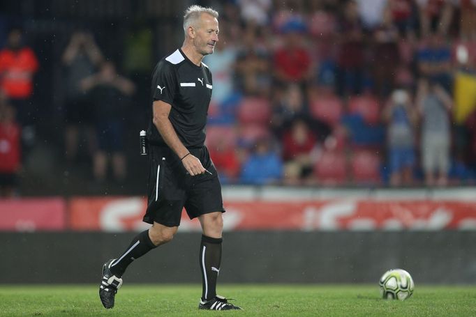 Rozhodčí Martin Atkinson na rozlučce Tomáše Rosického  v Praze 9. 6. 2018