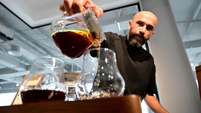 Spoluzakladatel kavárny Serkan Sagsöz připravuje nejdražší kávu na světě.