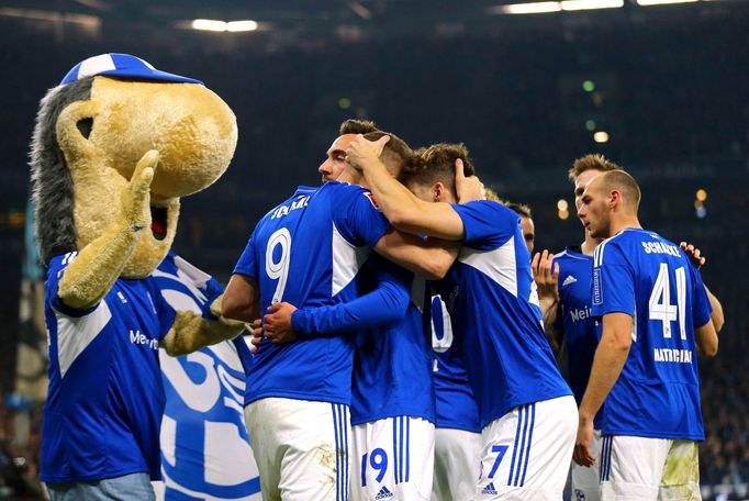 Fotbalisté Schalke 04 spolu s maskotem slaví vítězstvím nad Herthou Berlín