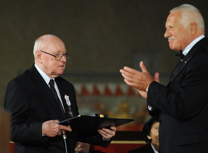 Bývalý politický vězeň Josef Plocek při předání státního vyznamenání z rukou Václava Klause.