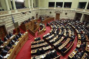 Řecký parlament schválil úspory, v ulicích se protestovalo