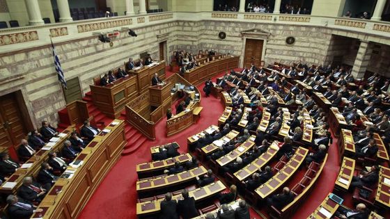 Řecký parlament schválil úspory, v ulicích se protestovalo