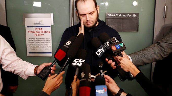 Joshua Boyle, kterého držel Tálibán s jeho rodinou téměř 5 let v zajetí, mluví s novináři krátce po příletu do Toronta.