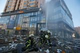 Jedna ze střel poškodila obytný dům v centru Kyjeva.