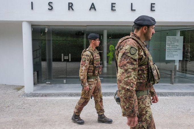 Uzavřený izraelský pavilon na Benátském bienále nepřetržitě hlídají italští vojáci.