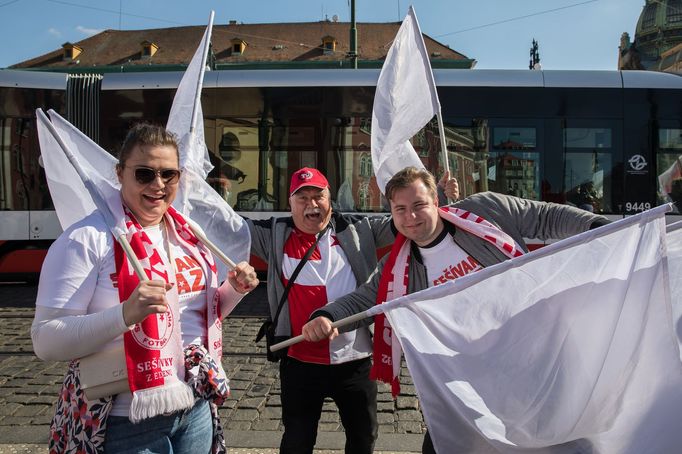 Pochod fanoušků Slavie z Náměstí Republiky na finále Mol Cupu na stadion pražské Sparty na Letné.