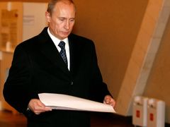 Vladimir Putin vhazuje svůj hlas ve volební místnosti v Moskvě.