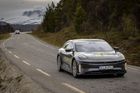 Lucid Air je novým rekordmanem, ale 900kilometrovou hranici se mu pokořit nepovedlo.