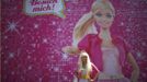 Model Ina Blaubeer poses with a Barbie doll in front a "Barbie Dreamhouse" of Mattel's Barbie dolls in Berlin, May 16, 2013. The life-sized house, covering about 1,400 square metres offers visitors to try on Barbie's clothes in her walk-in closet, tour her living room and her kitchen. REUTERS/Pawel Kopczynski (GERMANY - Tags: SOCIETY ENTERTAINMENT) Published: Kvě. 16, 2013, 10:50 dop.