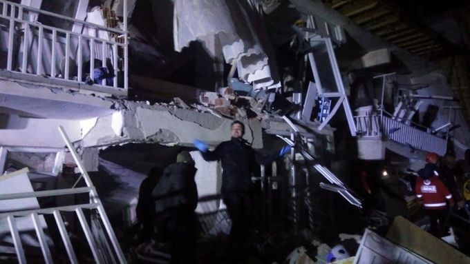 Turečtí záchranáři u zřícené budovy v provincii Elazig.