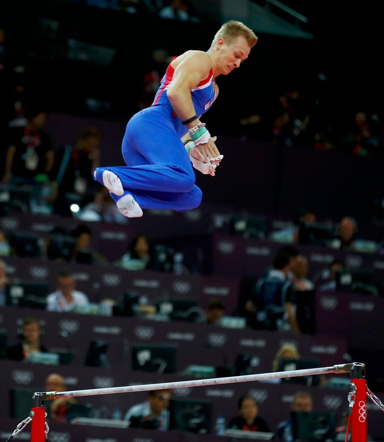 Český gymnasta Martin Konečný skáče přes bradla při olympijské kvalifikaci na OH 2012 v Londýně.