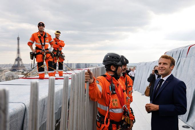 Francouzský prezident Emmanuel Macron při obalení Vítězného oblouku v Paříži.