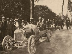 Závod do vrchu v Gaillonu v říjnu 1908 byl pro L&K triumfální. 