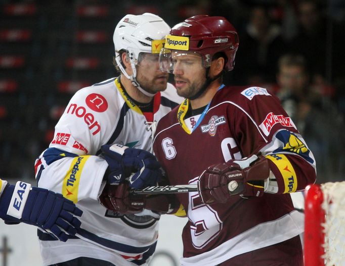 Hokejisté Chomutova v souboji s Michalem Brošem v utkání 16. kola Tipsport extraligy 2012/13 proti Spartě Praha.