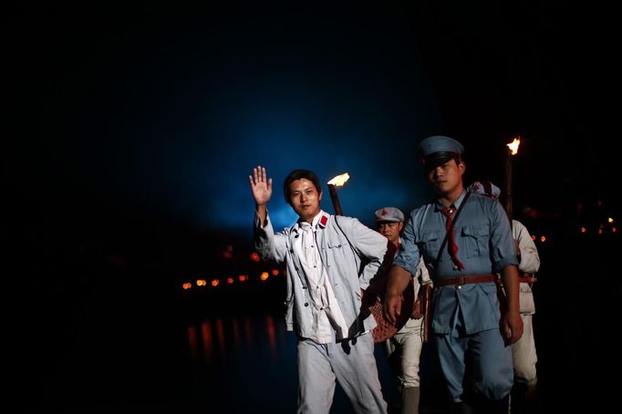 An actor (L) plays the part of China's former Chairman Mao Zedong during a theatrical re-enactment of the Red Army battles and the beginning of the Long March in Jinggangshan, Jiangxi province September 20, 2012. Jinggangshan is where former Chinese leader Mao Zedong's career as a revolutionary began to take off. In 1927, Mao and several communist leaders fled with a few thousands to the hills of Jinggangshan, hounded and outnumbered by Nationalist forces. REUTERS/Carlos Barria (CHINA - Tags: POLITICS SOCIETY ENTERTAINMENT) Published: Zář. 20, 2012, 3:29 odp.