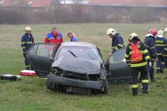 Řidiči zahynuli, ženu vytáhli z plamenů živou