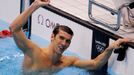 Americký plavec Michael Phelps slaví zlatou medaili ze 100 metrů motýlka na OH 2012 v Londýně.