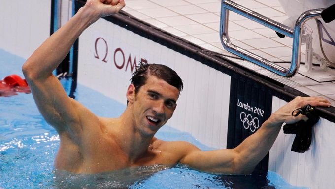Michael Phelps pokračuje v povedeném návratu do bazénu.