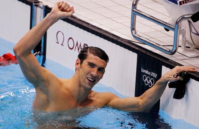 Americký plavec Michael Phelps slaví zlatou medaili ze 100 metrů motýlka na OH 2012 v Londýně.