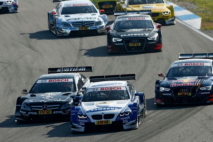 Start poslední letošního závodu DTM na Hockenheimu. Garry Paffett (Mercedes) v kontaktu s Joey Handem (BMW).