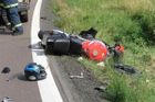 Sražený motorkář po nehodě napadl lidi v autě