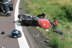 Na Brněnsku se srazila motorkářka s autem, při nehodě přišla o nohu pod kotníkem