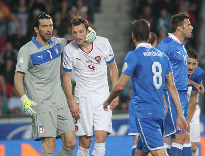 Fotbal, Česko - Itálie: Libor Kozák - Gianluigi Buffon a Ignazio Abate (8)