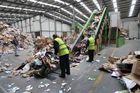 V ostravské třídírně papírového odpadu našli tělo muže, přespával zřejmě v kontejneru