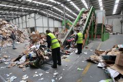 V ostravské třídírně papírového odpadu našli tělo muže, přespával zřejmě v kontejneru